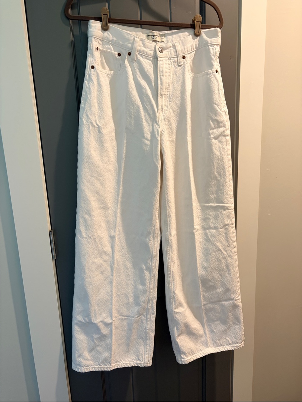Abercrombie The Wide Leg High Rise White Jeans 27 30” Inseam